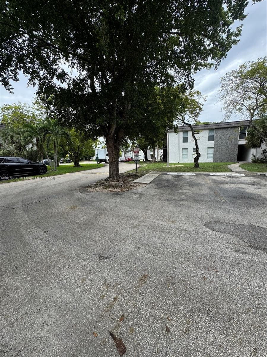 10353 N Kendall Dr, Miami FL 33176 — 18