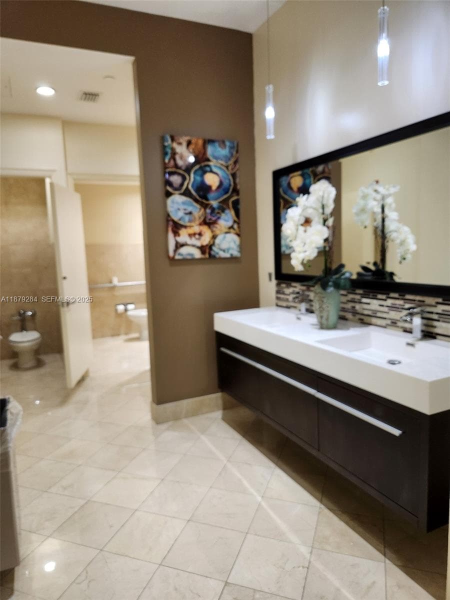 4779 Collins Ave, Miami Beach FL 33140 — 24