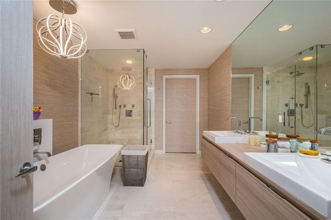 17111 Biscayne Boulevard SLIP 100, North Miami Beach FL 33160 — 33