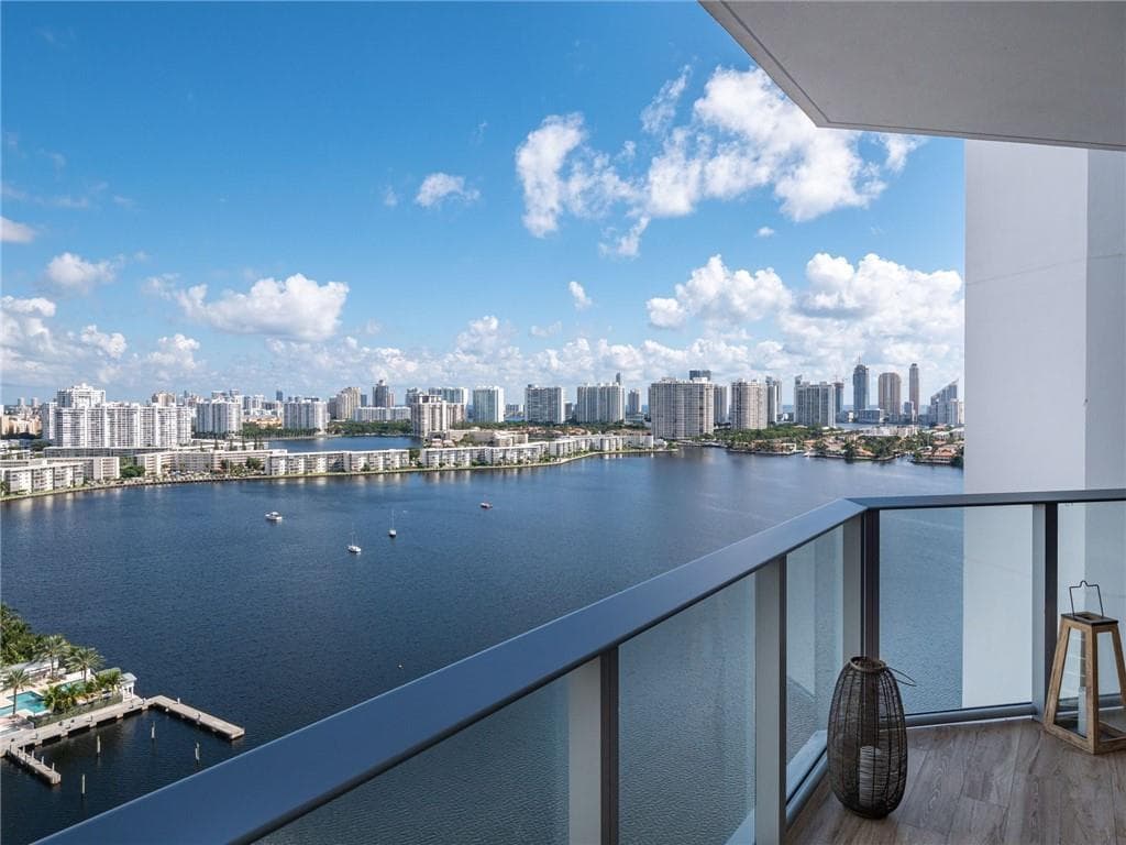 17111 Biscayne Boulevard SLIP 100, North Miami Beach FL 33160 — 18