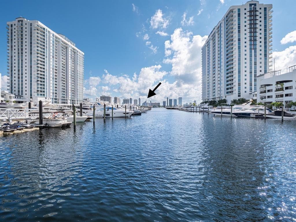 17111 Biscayne Boulevard SLIP 100, North Miami Beach FL 33160 — 37