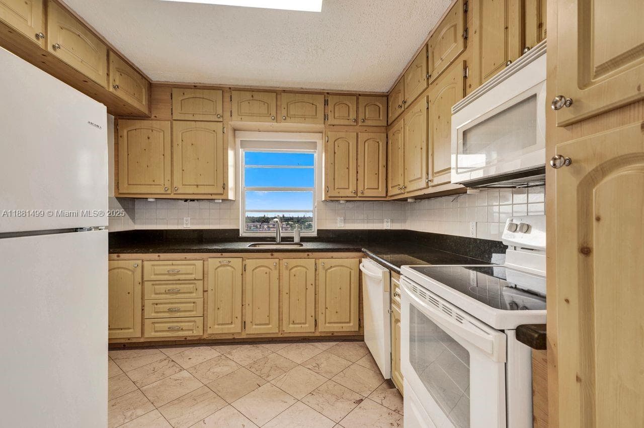 2025 NE 164th St # 716, North Miami Beach FL 33162 — 2