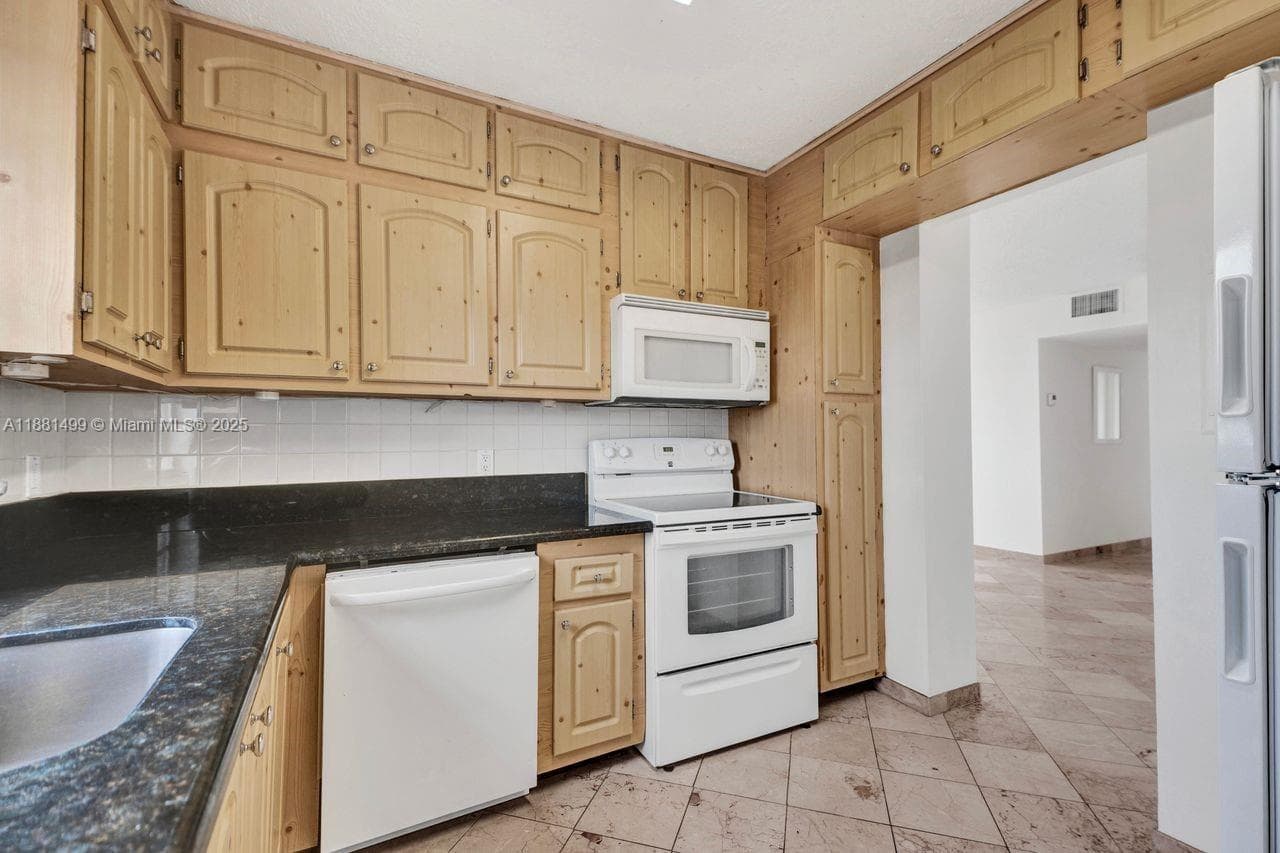 2025 NE 164th St # 716, North Miami Beach FL 33162 — 1