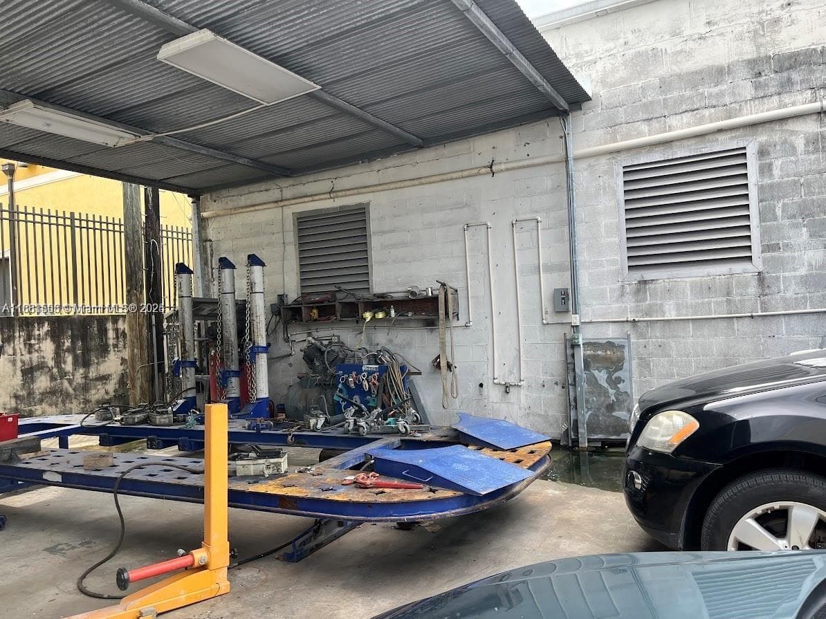 Dr Burkharts Winter Gdn R, Miami, FL — 20