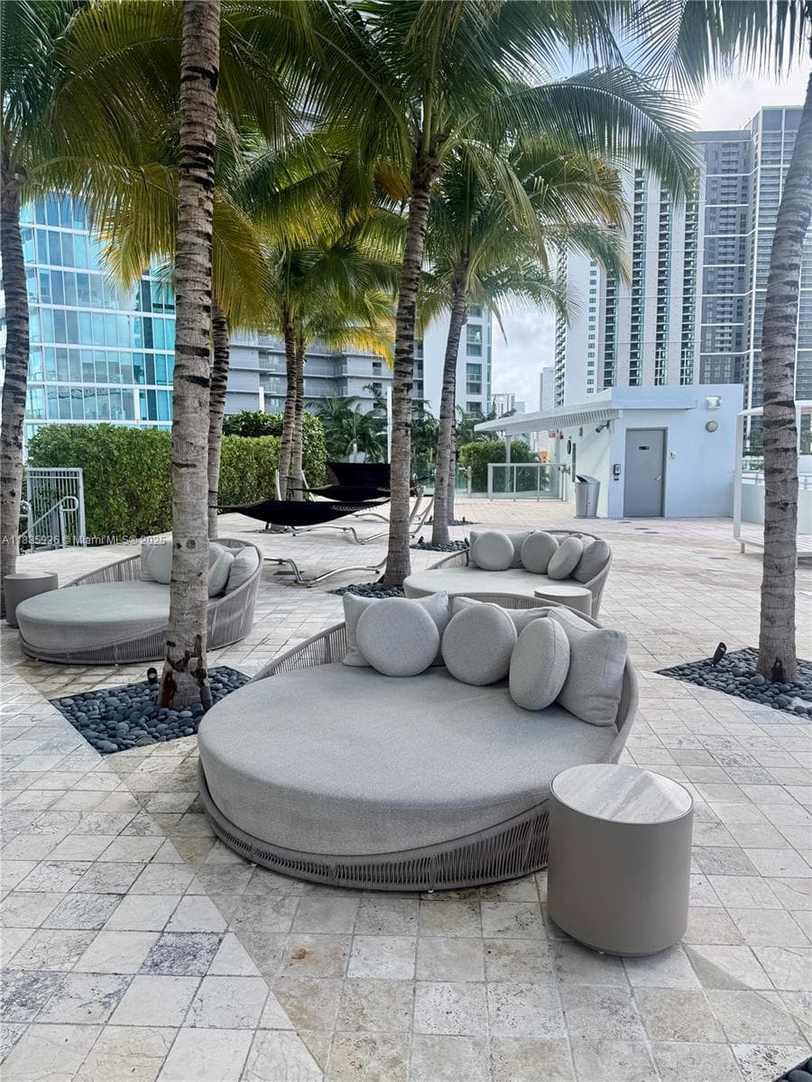 900 Biscayne Blvd # 5104, Miami FL 33132 — 40