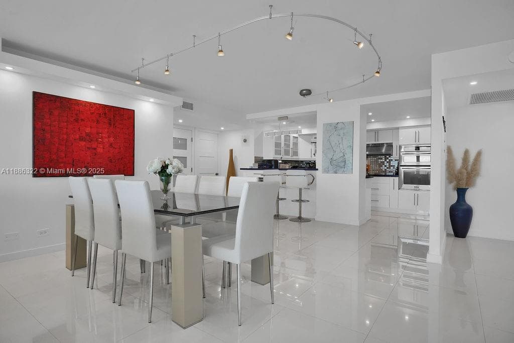 6039 Collins Ave # 1126, Miami Beach FL 33140 — 6