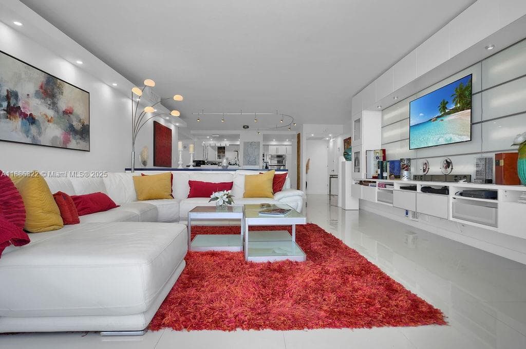 6039 Collins Ave # 1126, Miami Beach FL 33140 — 26