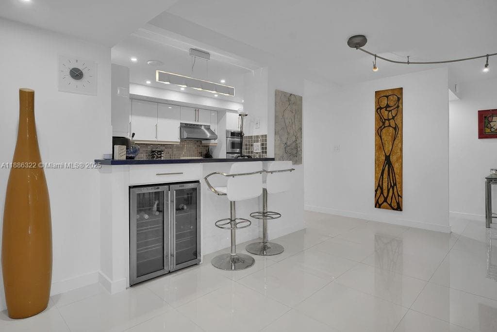 6039 Collins Ave # 1126, Miami Beach FL 33140 — 7