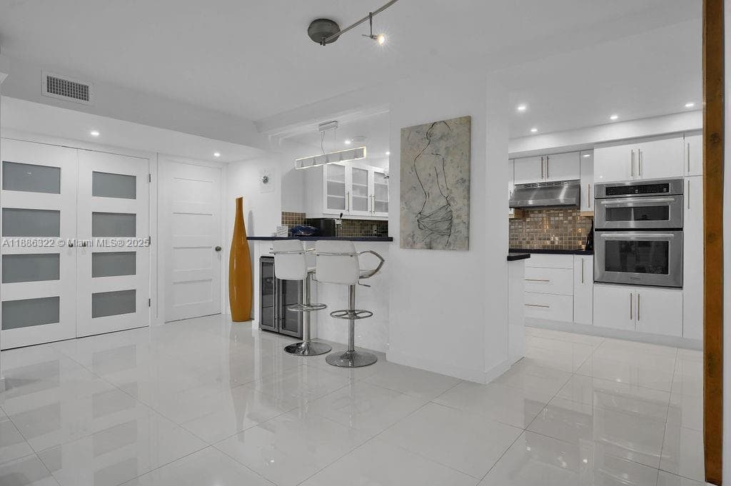 6039 Collins Ave # 1126, Miami Beach FL 33140 — 32