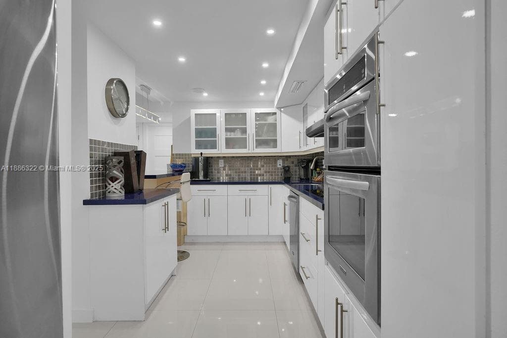 6039 Collins Ave # 1126, Miami Beach FL 33140 — 9
