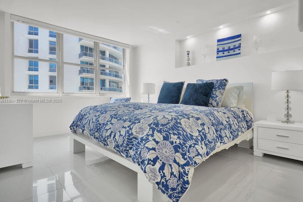 6039 Collins Ave # 1126, Miami Beach FL 33140 — 11