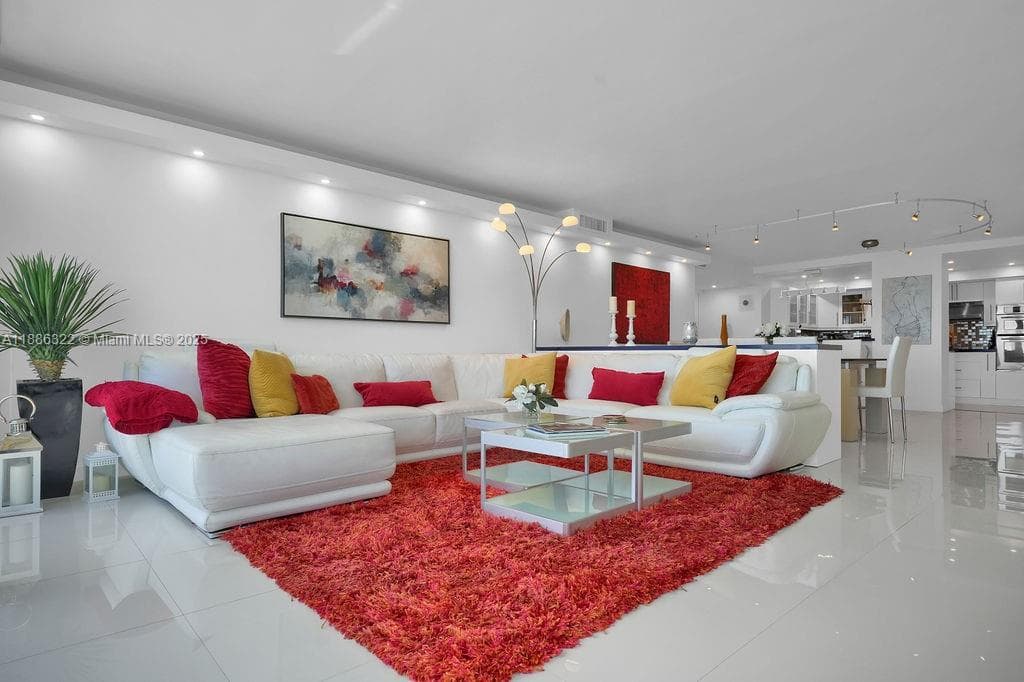 6039 Collins Ave # 1126, Miami Beach FL 33140 — 4