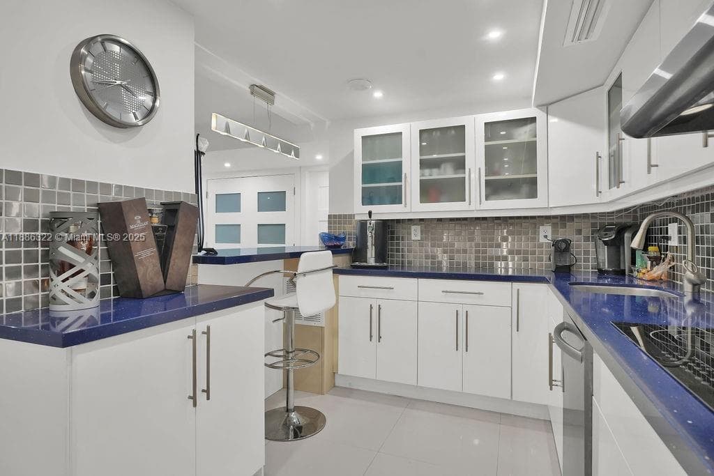 6039 Collins Ave # 1126, Miami Beach FL 33140 — 8