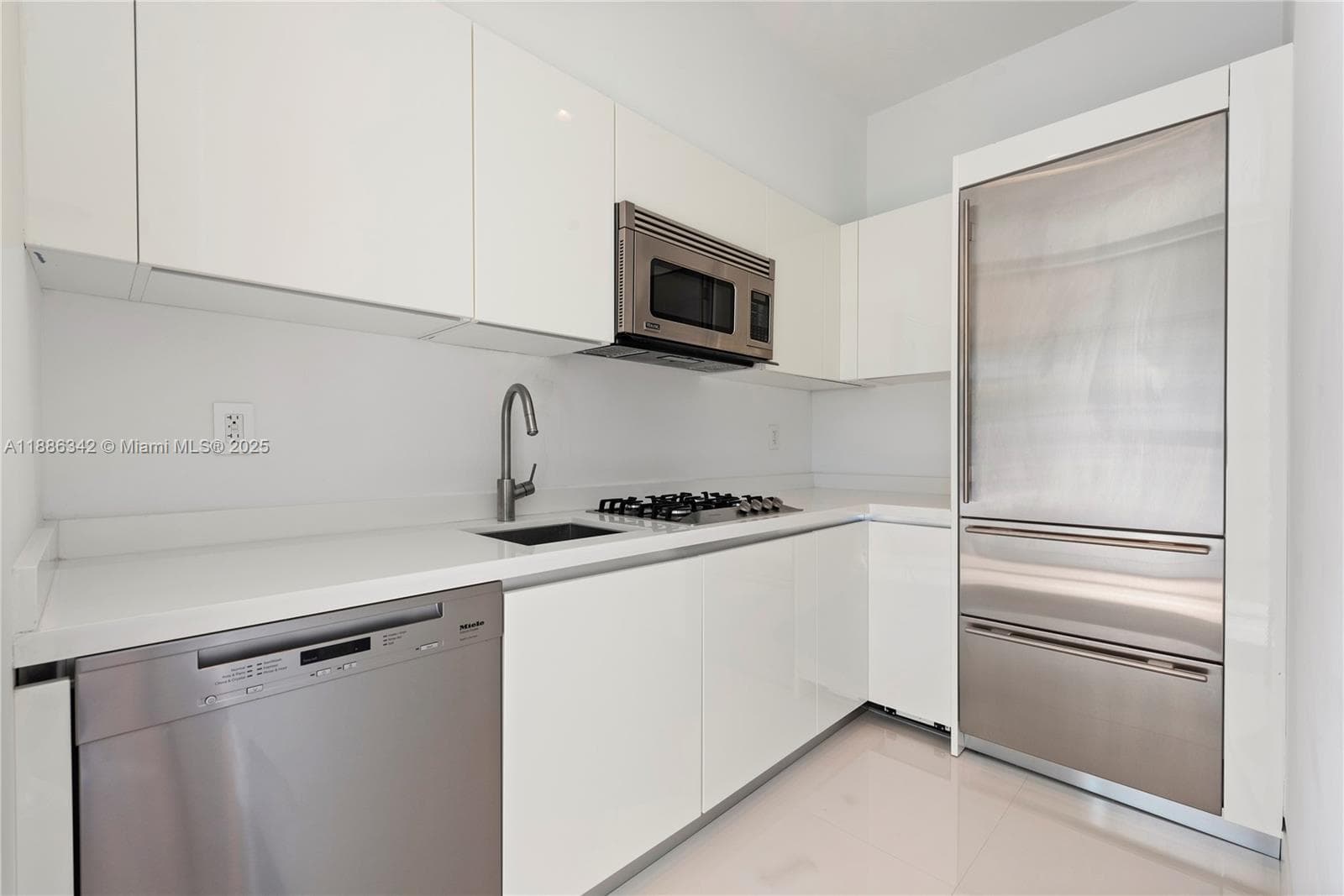 440 S Hibiscus Dr, Miami Beach FL 33139 — 44