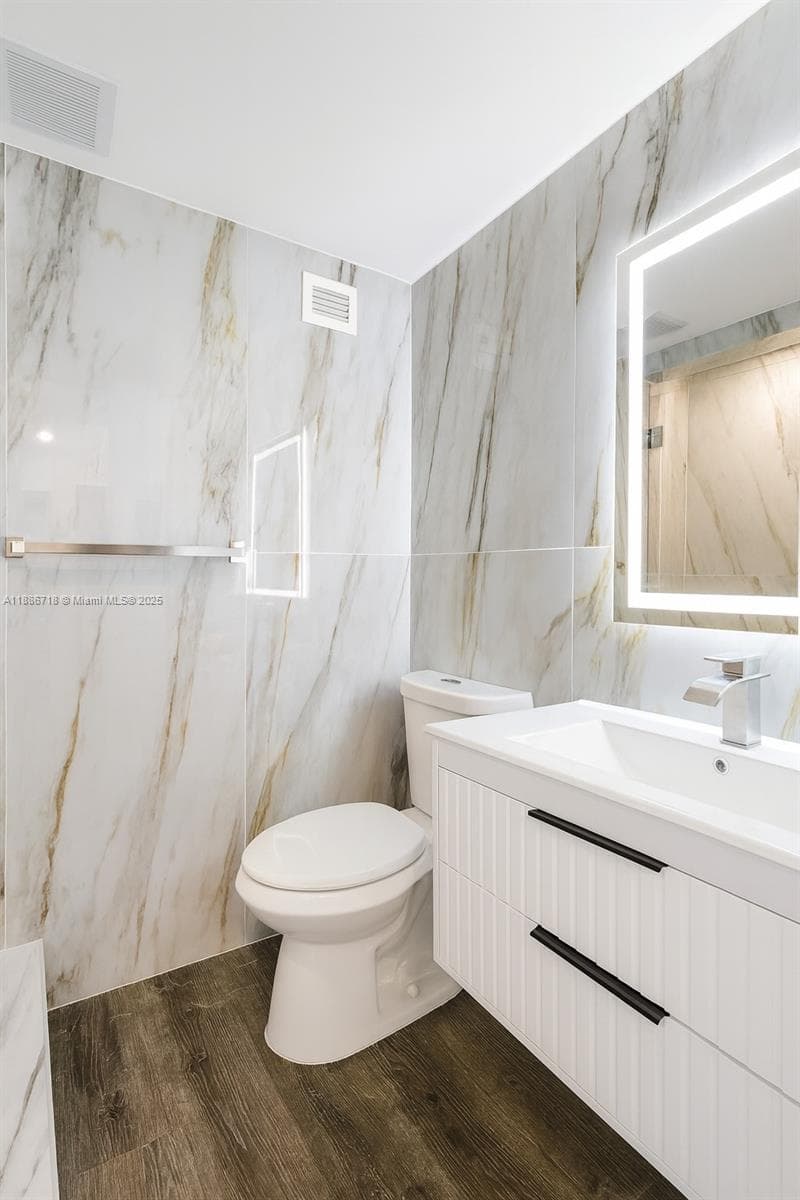 5601 Collins Ave # 1409, Miami Beach FL 33140 — 23
