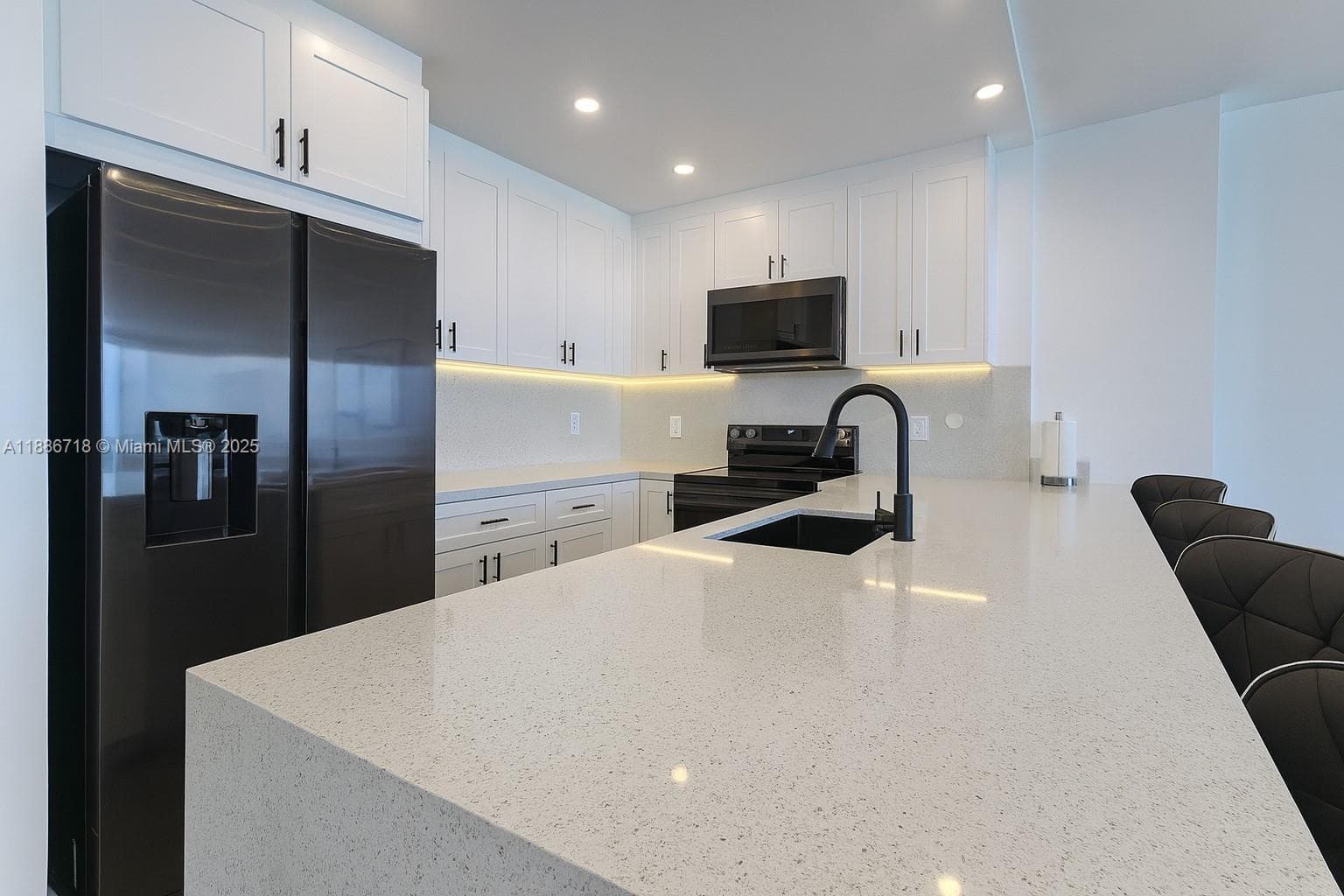 5601 Collins Ave # 1409, Miami Beach FL 33140 — 9