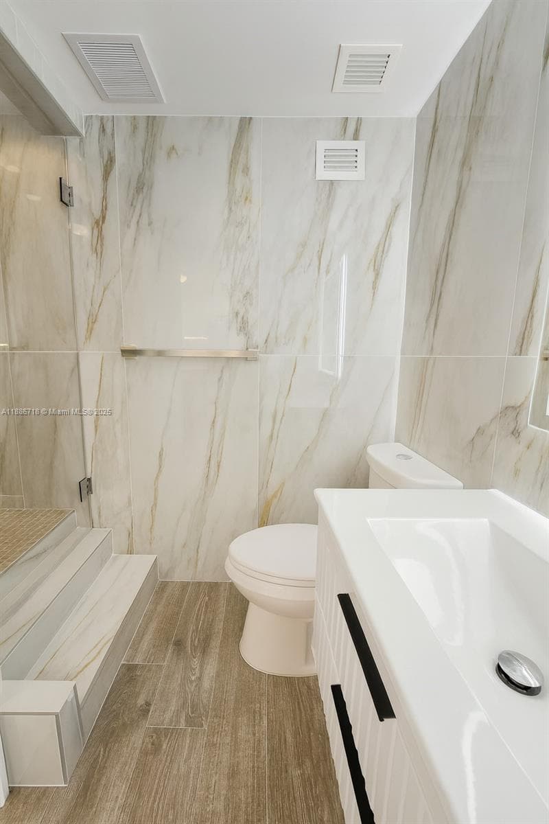 5601 Collins Ave # 1409, Miami Beach FL 33140 — 24