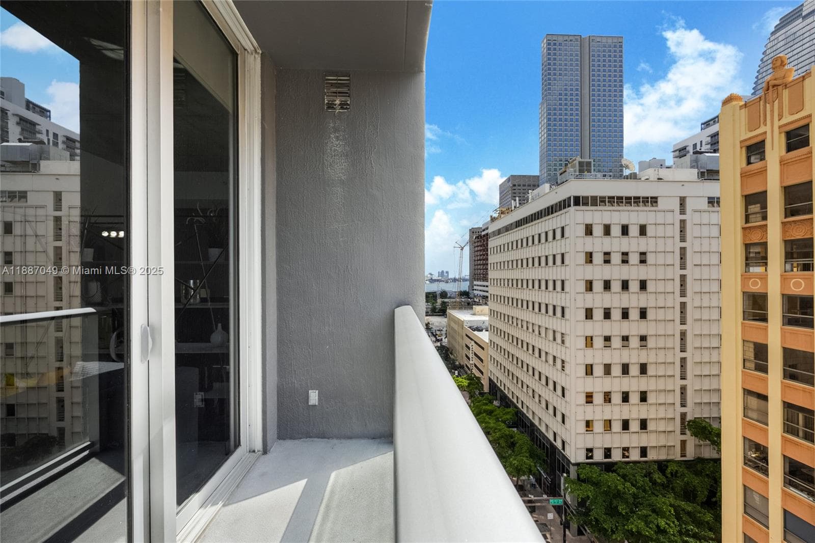 151 SE 1st St # 1003, Miami FL 33131 — 21