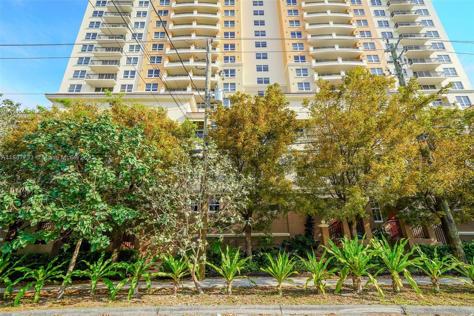 3232 SW 22nd Ter # 115, Miami FL 33145 — 2