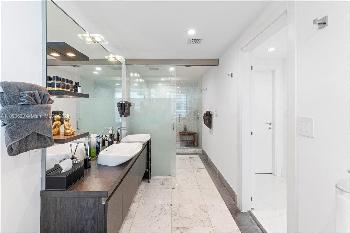 200 Biscayne Boulevard Way # 3608, Miami FL 33131 — 17