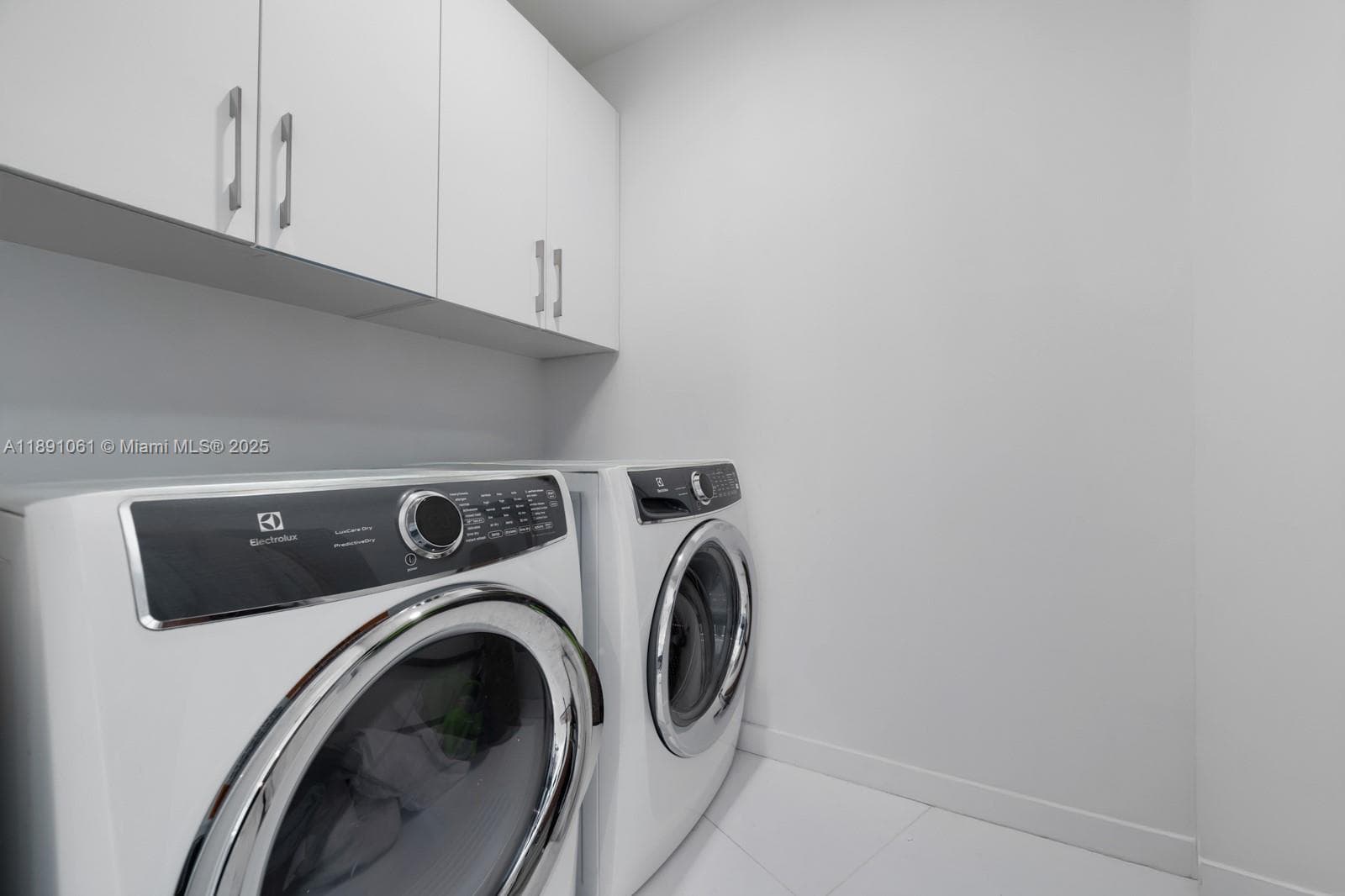 851 NE 1st Ave # 4403, Miami FL 33132 — 16