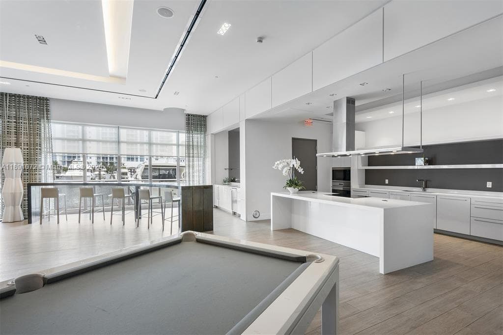 17301 Biscayne Blvd # 708, North Miami Beach FL 33160 — 40