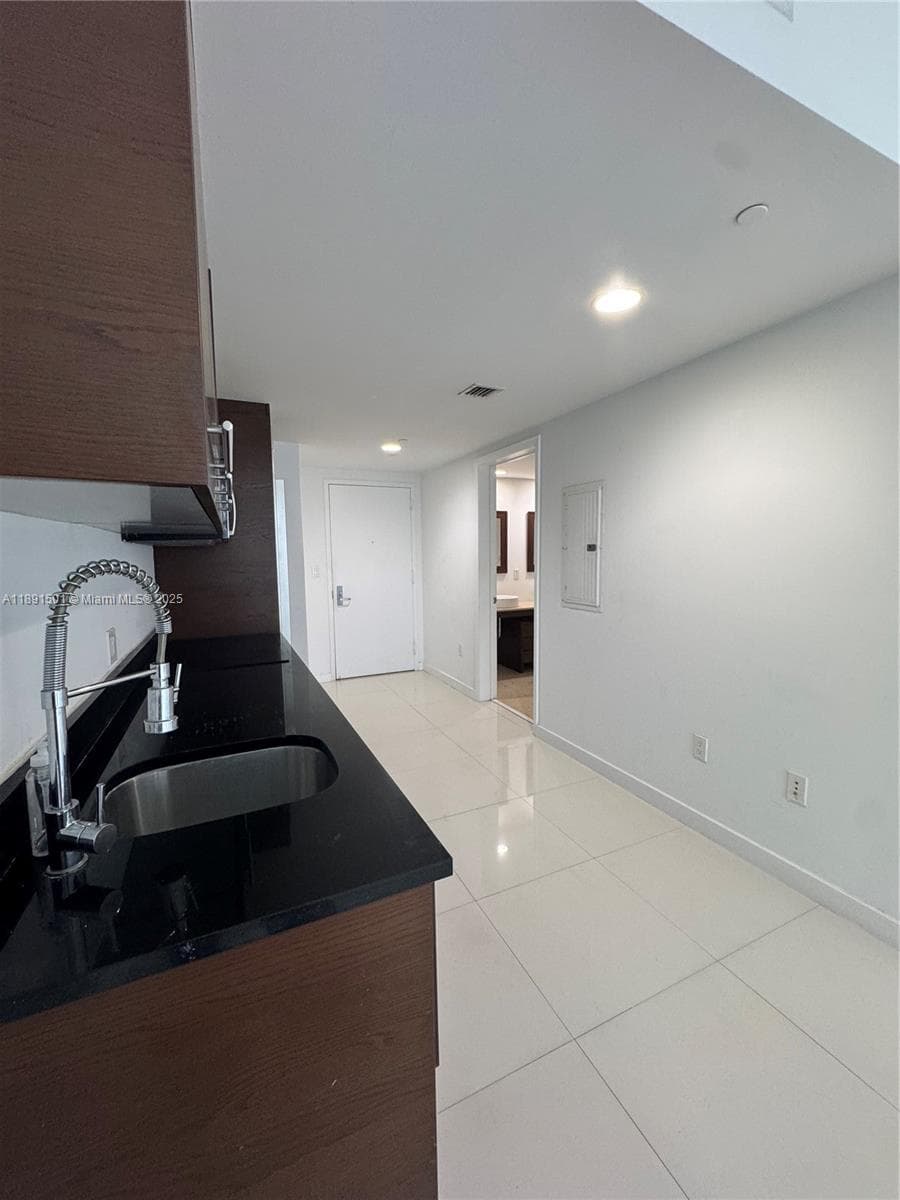 495 Brickell Ave # 3706, Miami FL 33131 — 33