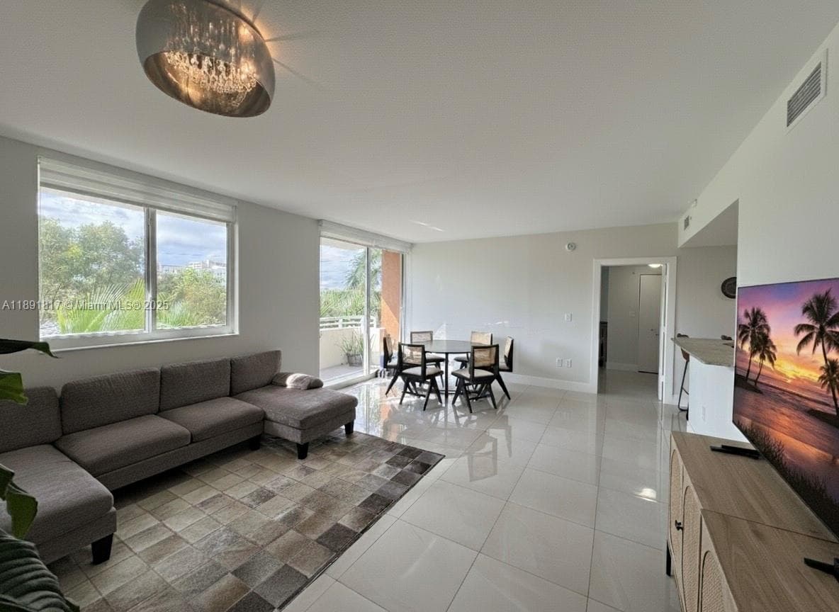 2775 NE 187th St # 318, Aventura FL 33180 — 1