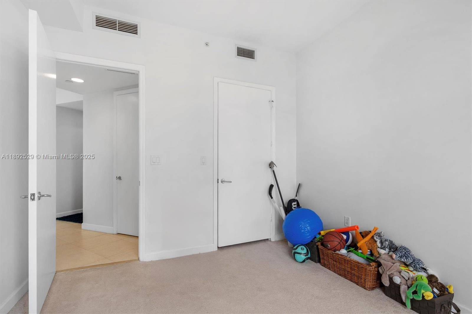 20000 E Country Club Dr, Aventura FL 33180 — 37