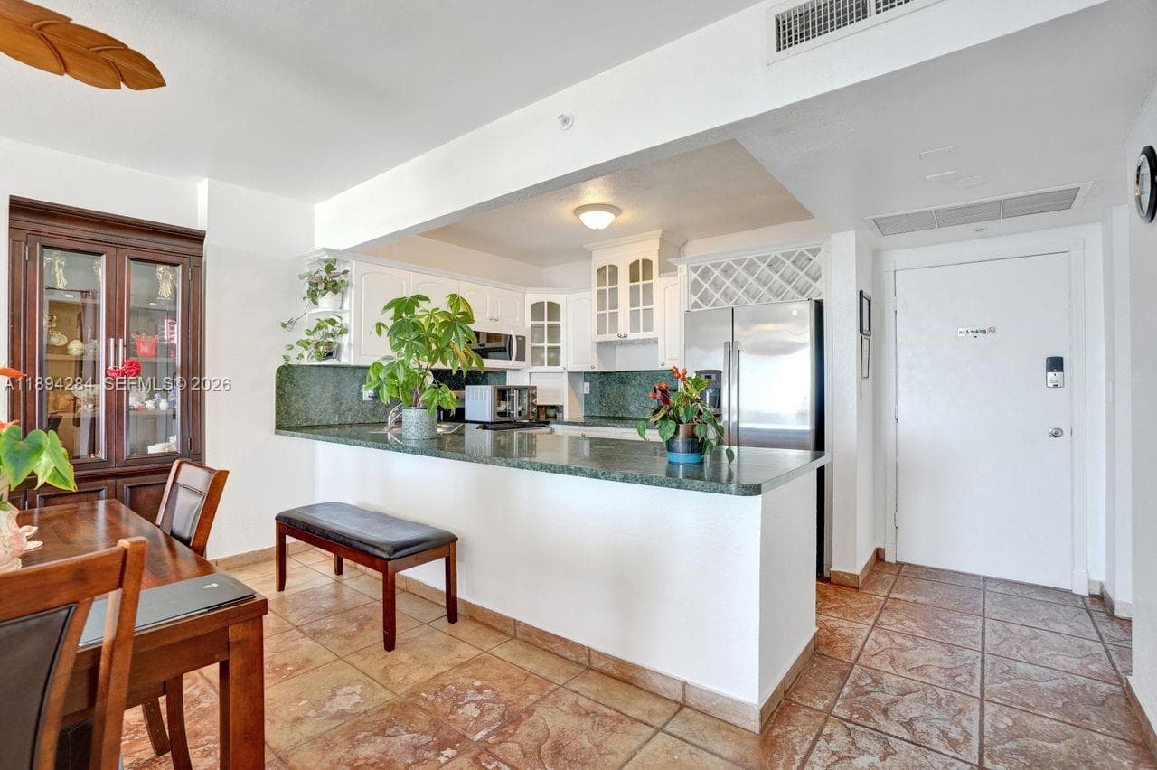 5601 Collins Ave # 504, Miami Beach FL 33140 — 23