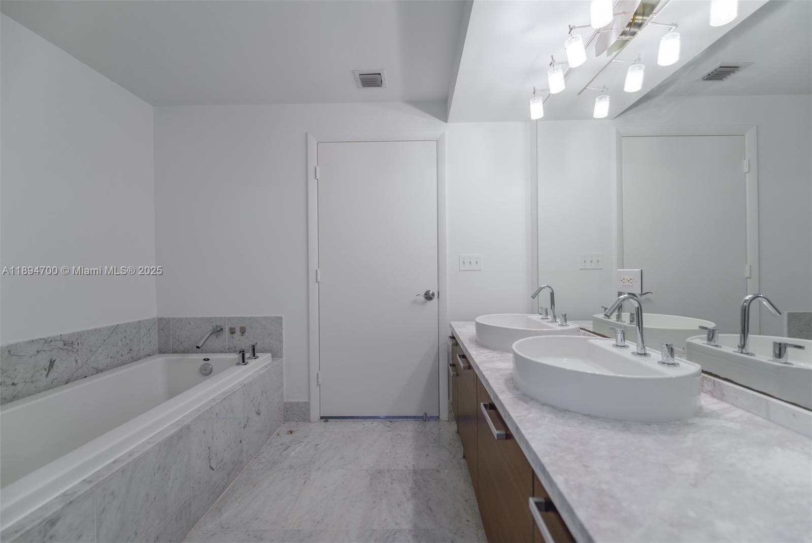 253 NE 2nd St # 3902, Miami FL 33132 — 17