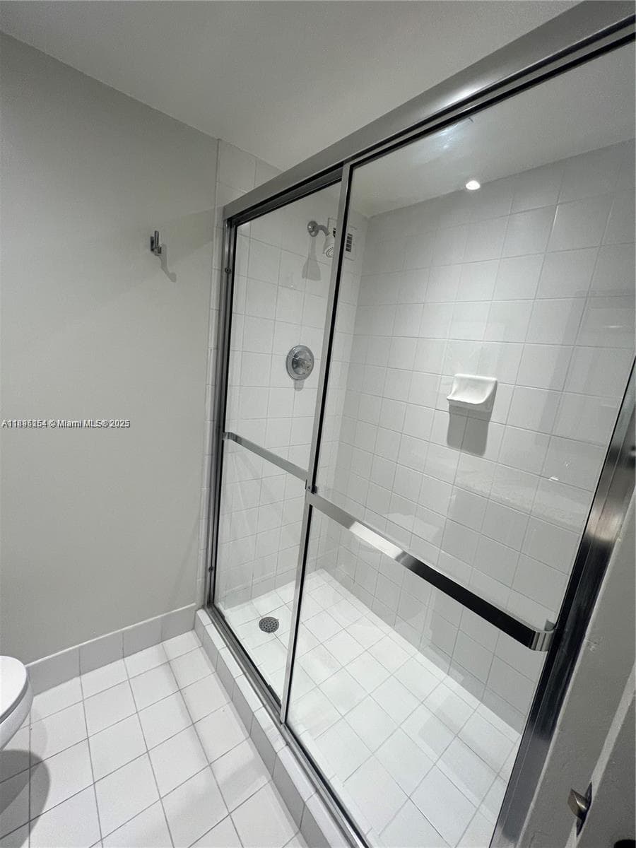 5161 Collins Ave # 1211, Miami Beach FL 33140 — 16