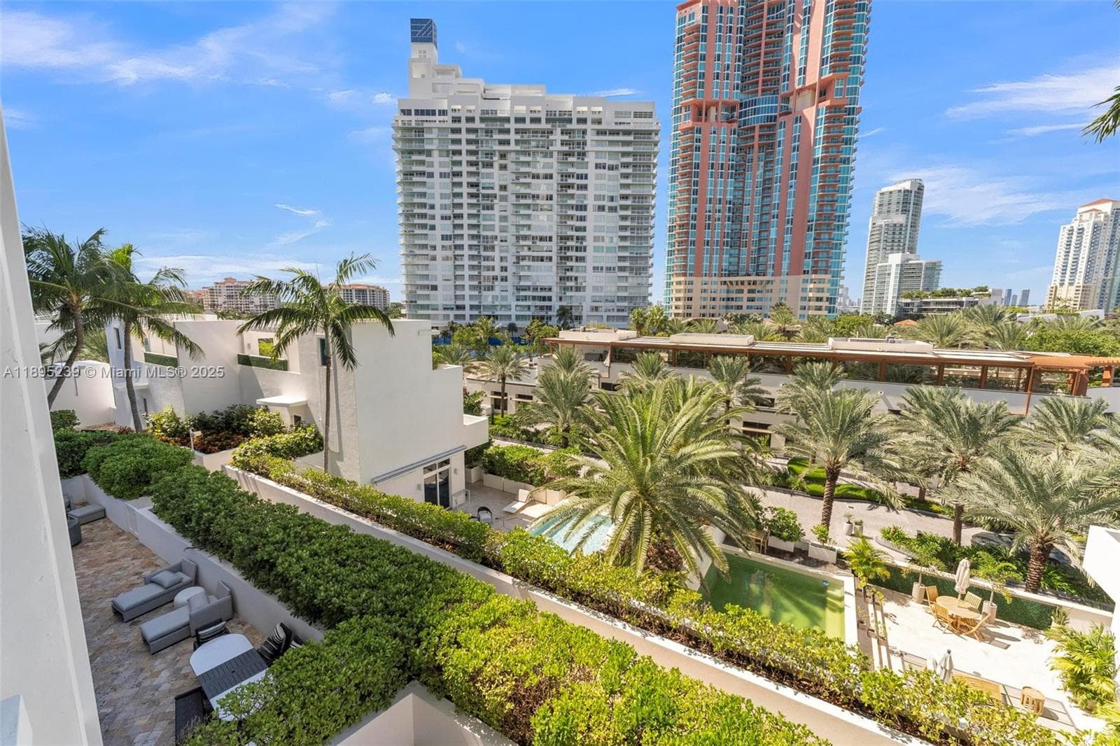 50 S Pointe Dr # 705, Miami Beach FL 33139 — 33
