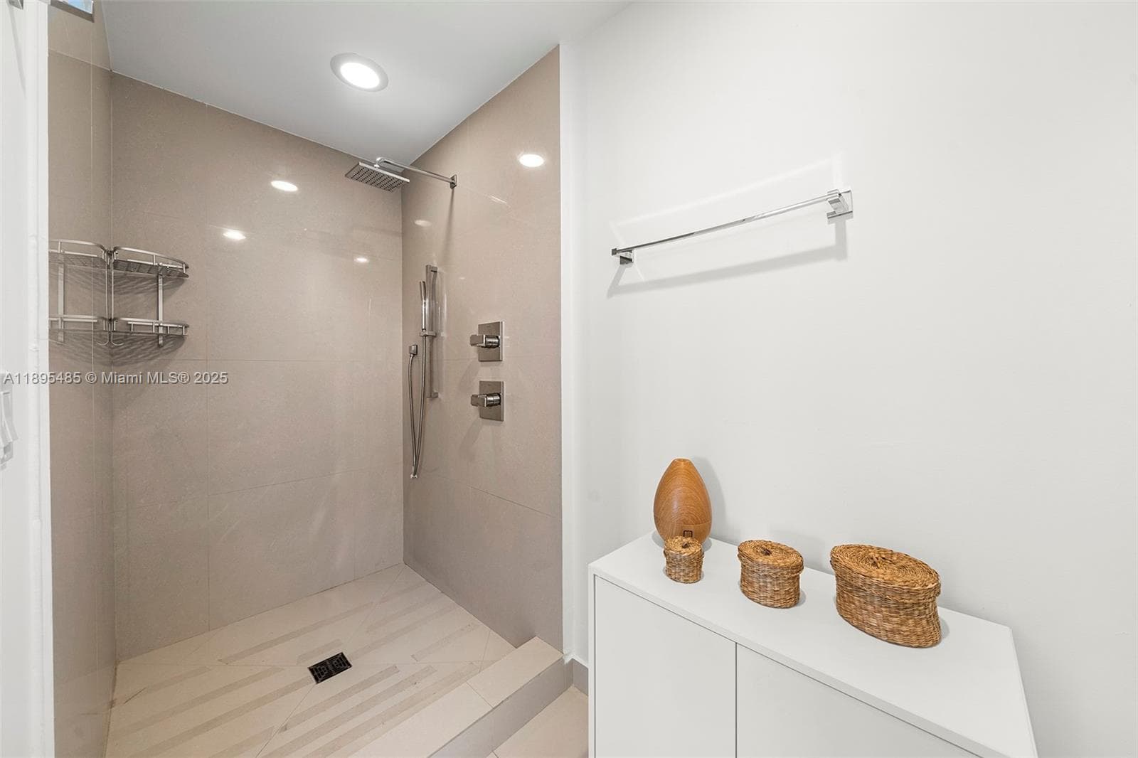 600 NE 27th St # 3105, Miami FL 33137 — 18