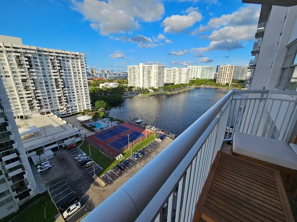 18061 Biscayne Blvd # 1602, Aventura FL 33160 — 17