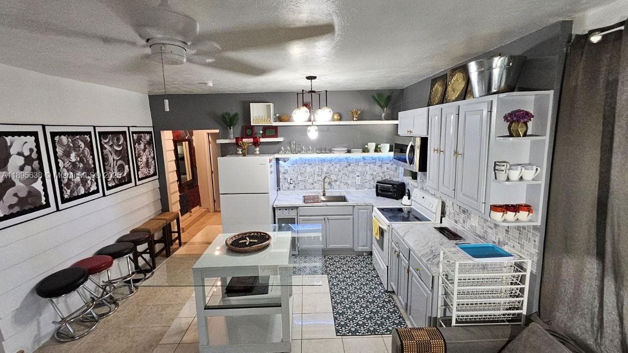 4201 SW 60th # 2, South Miami FL 33155 — 1