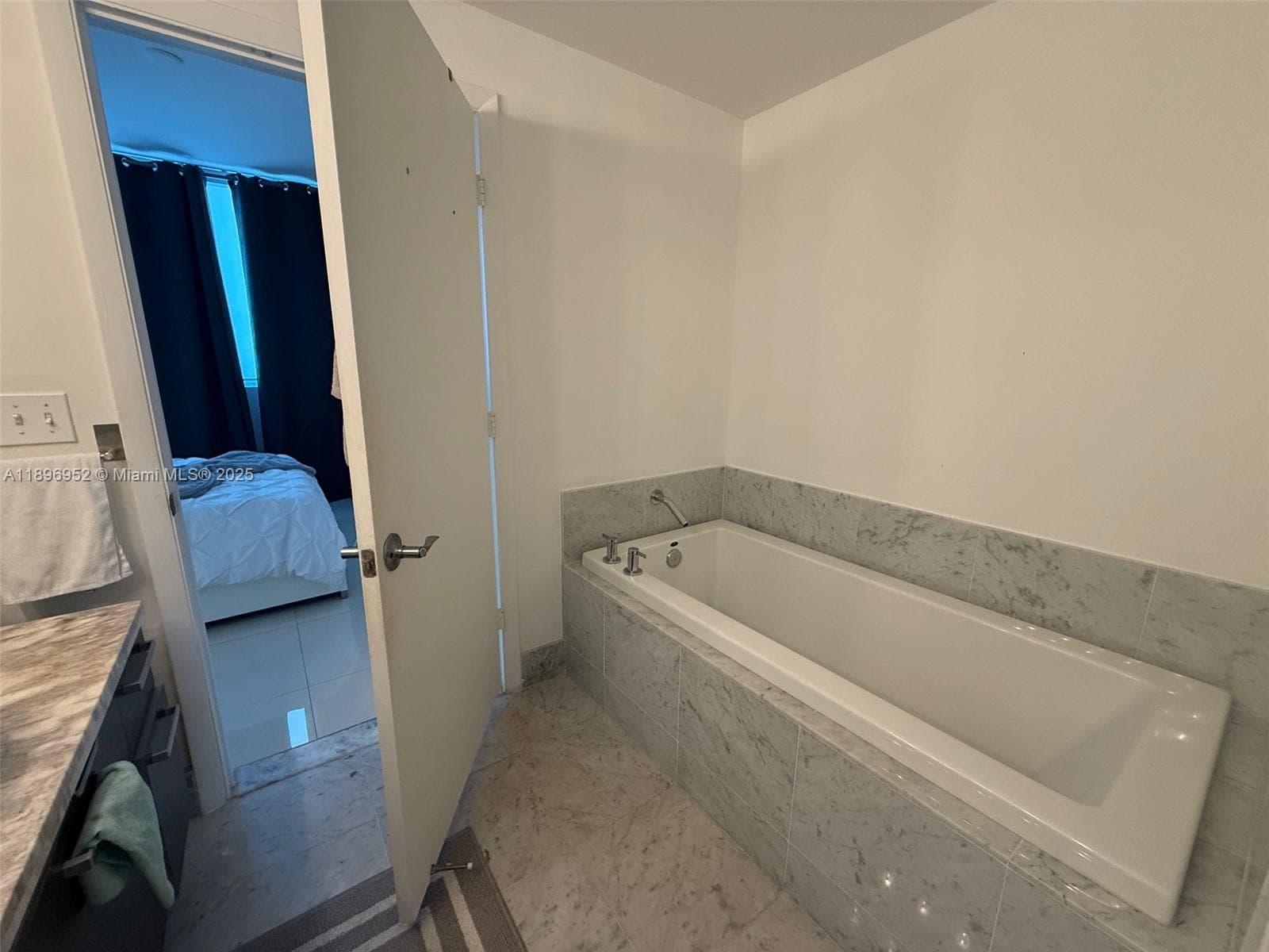 244 Biscayne Blvd # 3708, Miami FL 33132 — 31