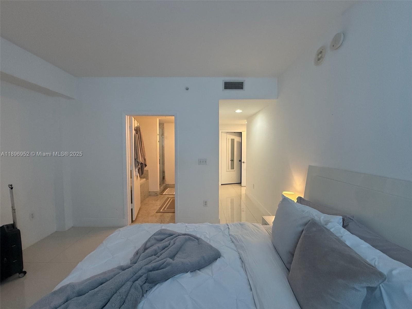 244 Biscayne Blvd # 3708, Miami FL 33132 — 25