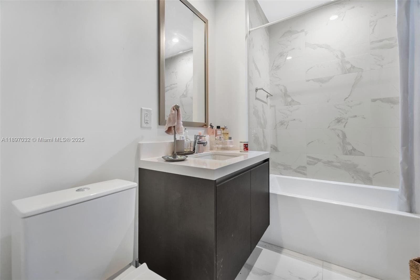 851 NE 1st Ave # 806, Miami FL 33132 — 23