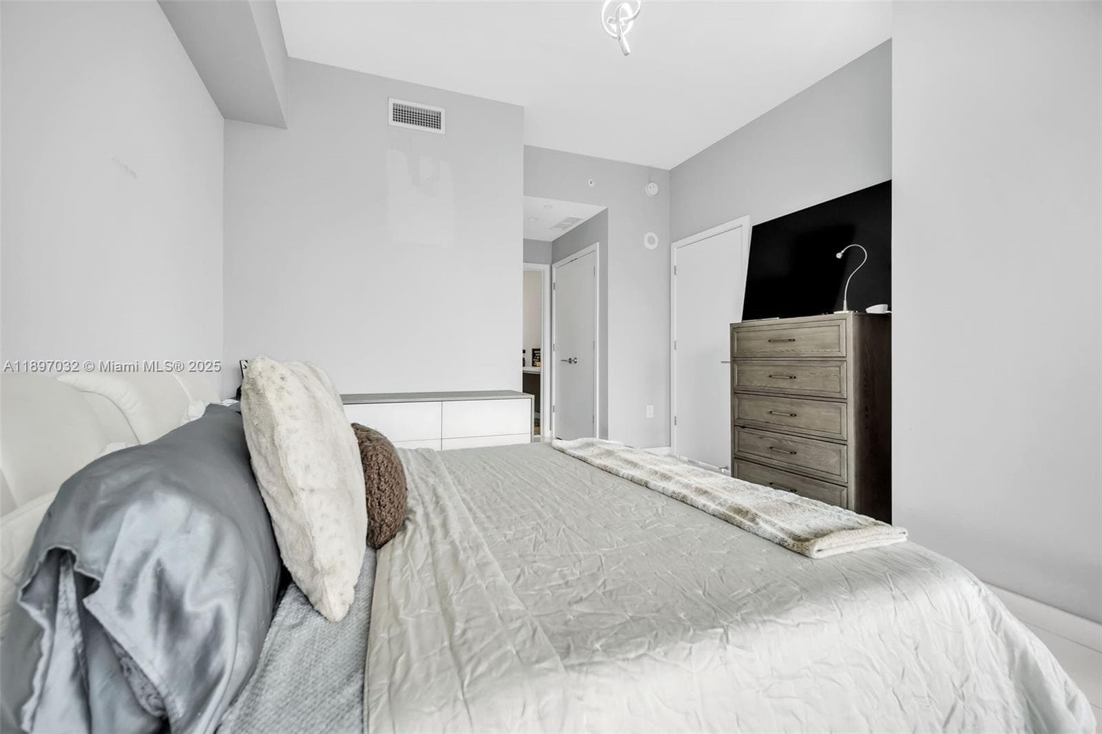 851 NE 1st Ave # 806, Miami FL 33132 — 20