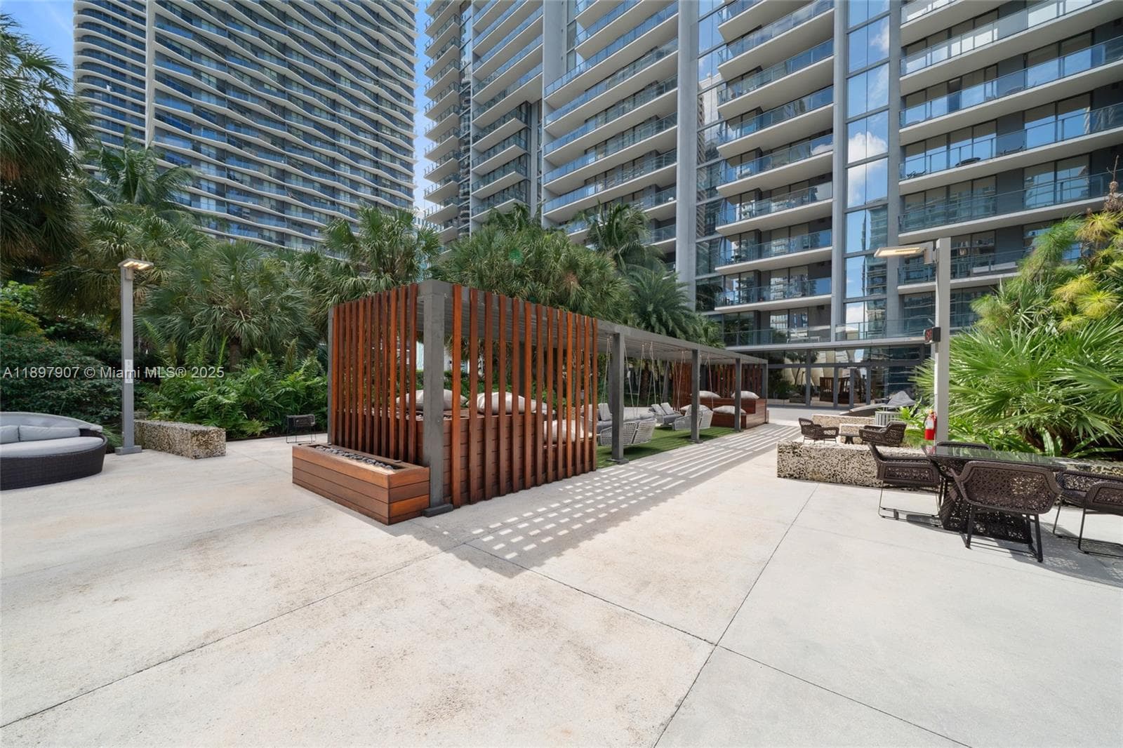 88 SW 7th St # 3910, Miami FL 33130 — 33