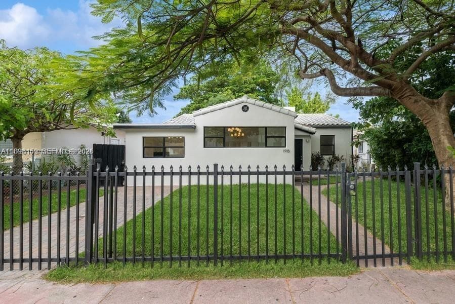 1915 Normandy Dr, Miami Beach FL 33141 — 1