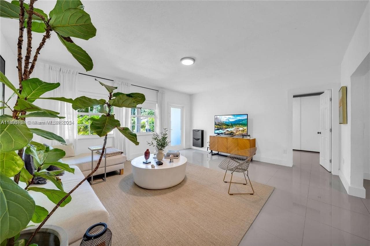 555 NE 127th St, North Miami FL 33161 — 16