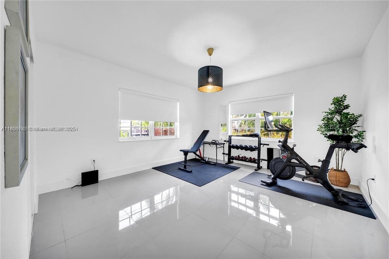 555 NE 127th St, North Miami FL 33161 — 32