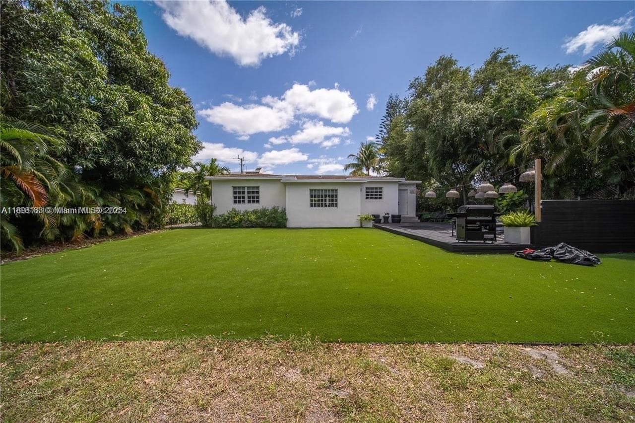 555 NE 127th St, North Miami FL 33161 — 9