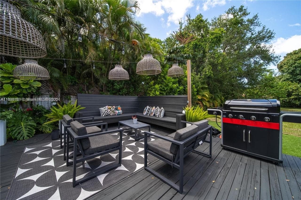 555 NE 127th St, North Miami FL 33161 — 40