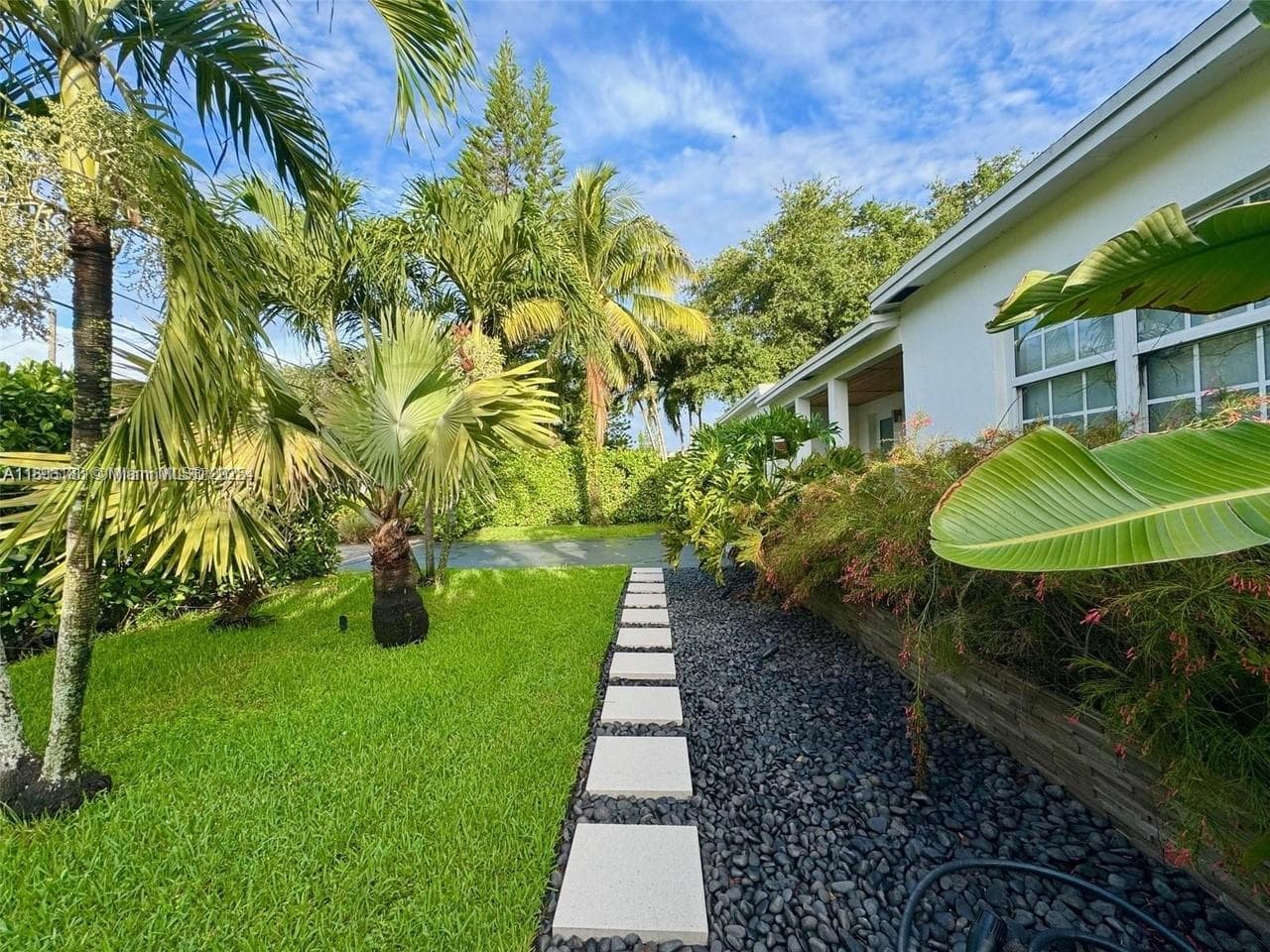 555 NE 127th St, North Miami FL 33161 — 8