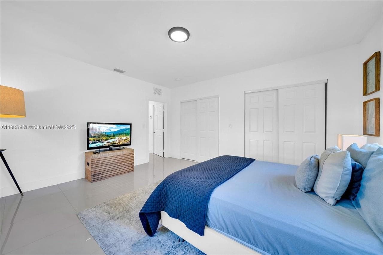 555 NE 127th St, North Miami FL 33161 — 25
