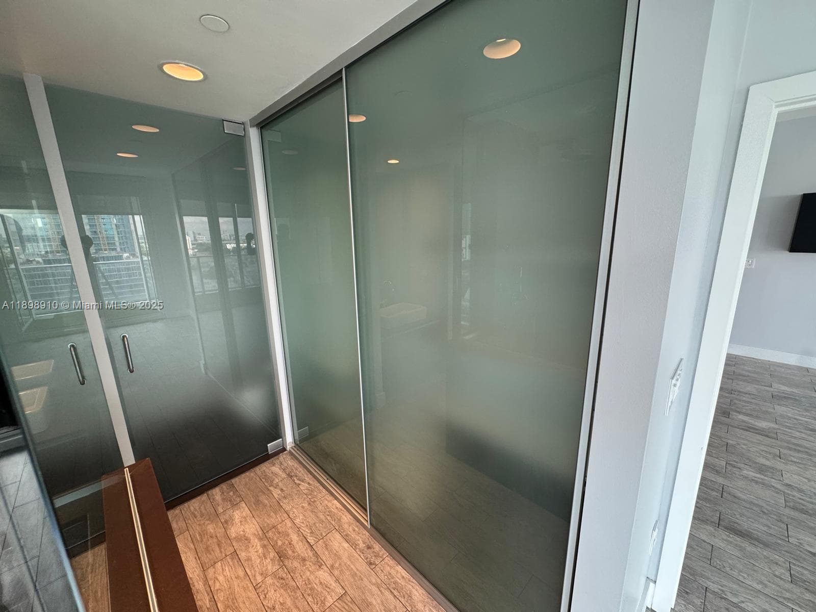1040 Biscayne Blvd # 1106, Miami FL 33132 — 17