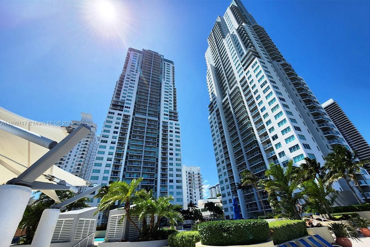 253 NE 2nd St # 2003, Miami FL 33132 — 32